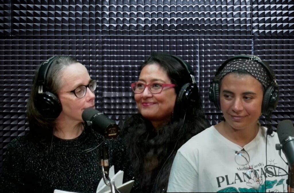 Eugenia Fernández, Amanda Martínez y Cecilia Lagos en el programa radial Gota de Lluvia conversando sobre mediación lectora y el proyecto Historia Bien Urdida.