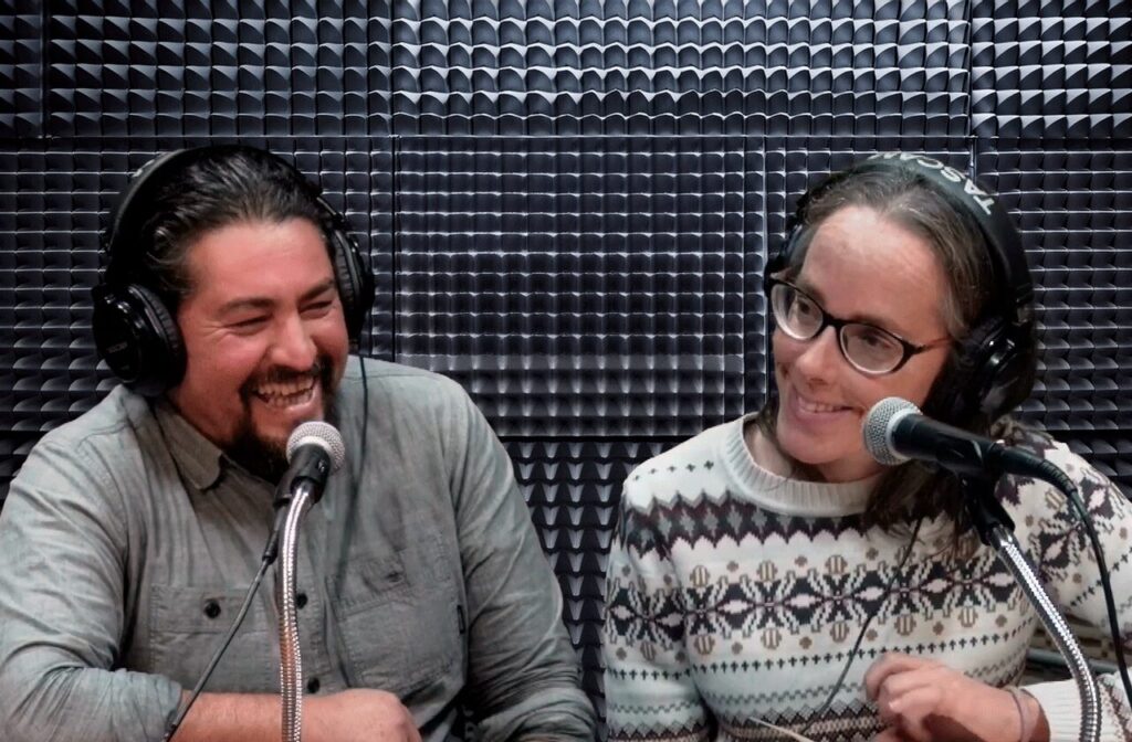 Michel Antonio Vidal, titiritero y creador, junto a la conductora Cecilia Lagos en el programa radial Gota de Lluvia.