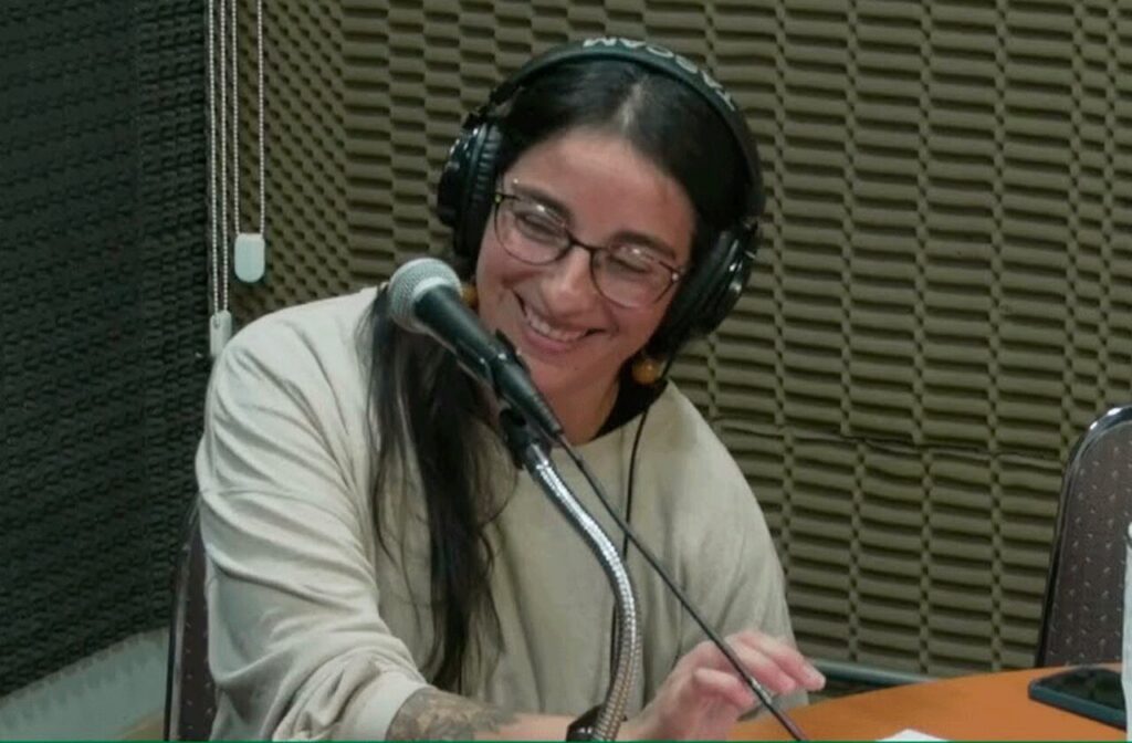 Marjorie Wenderdel Medina en entrevista sobre el proyecto “Mistral en las estanterías” en el programa Gota de Lluvia de Radio UACh.