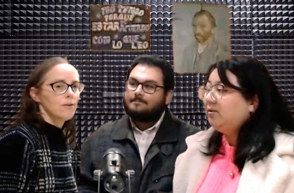 Conductora y representantes de la Corporación Aurora Austral durante entrevista en el programa radial Gota de Lluvia de Radio UACh, enfocado en educación popular y participación juvenil en Valdivia.