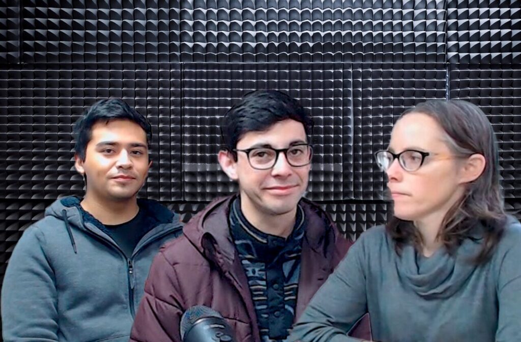 Cecilia Lagos junto a Juan Cárdenas y Erardo Werner en el programa radial Gota de Lluvia de Radio UACh, conversando sobre biblioteca comunitaria en Alto Los Ríos.