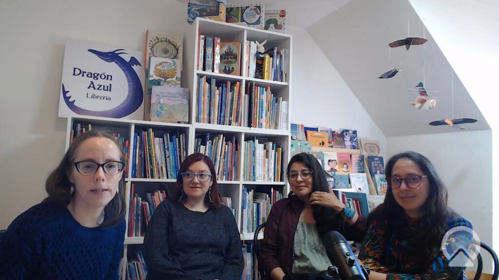 Conductora de Gota de Lluvia junto a integrantes de 101 Cuento en Librería Dragón Azul, hablando de mediación lectora